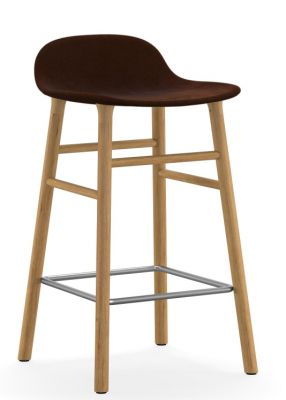 Form Barstool Barhocker von Normann Copenhagen: Gepolsterter Sitz in Braun, Holzgestell mit Fußstütze.